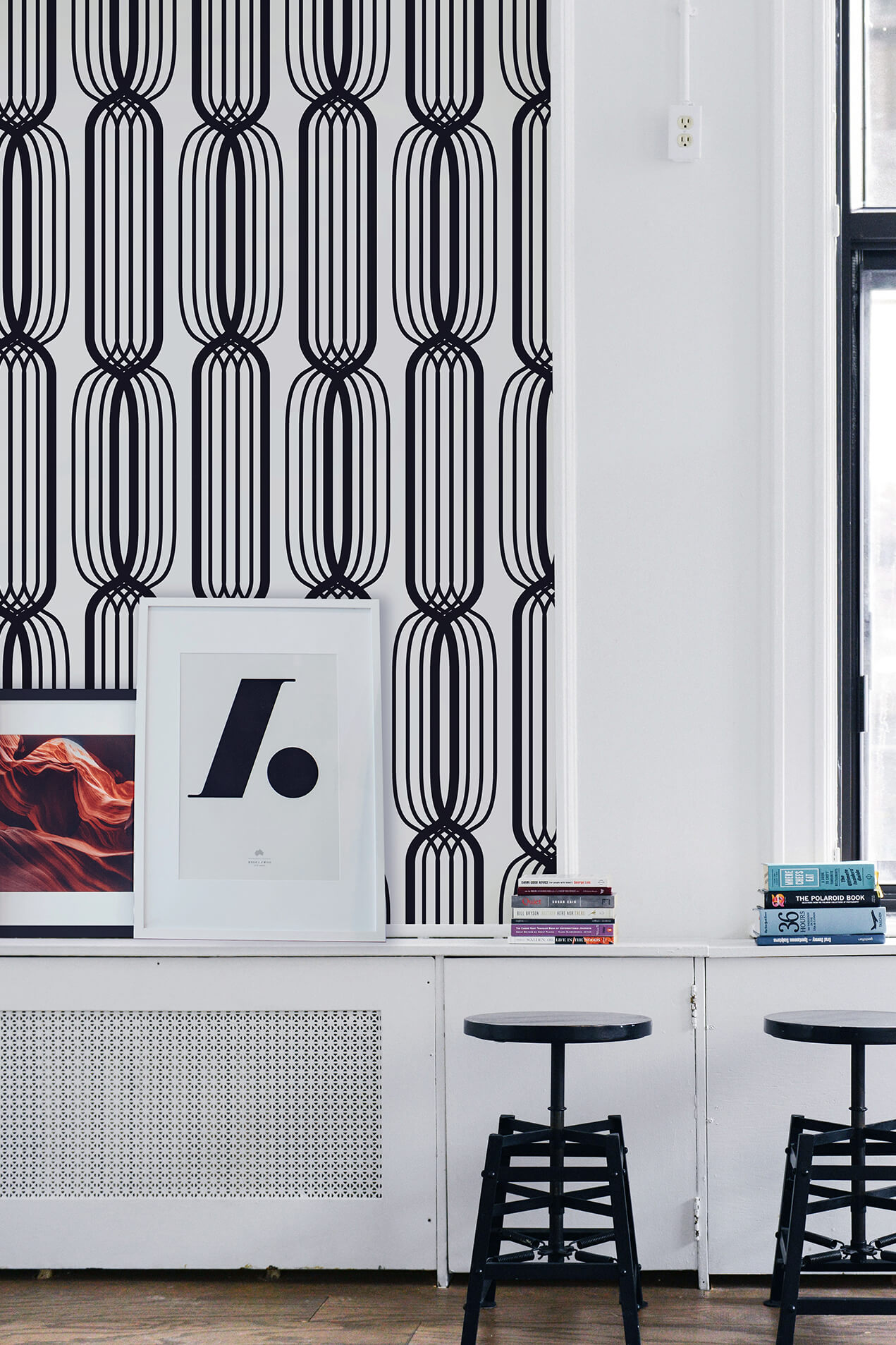 Retro black and white lines wallpaper