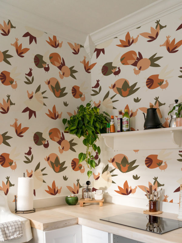 Papel pintado con formas de pollos y plantas