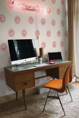 bureau sourire rose papier peint tendance