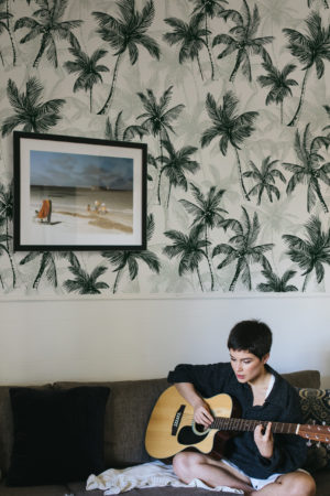 Papel pintado N273 palmeras caqui sala de estar minimalista