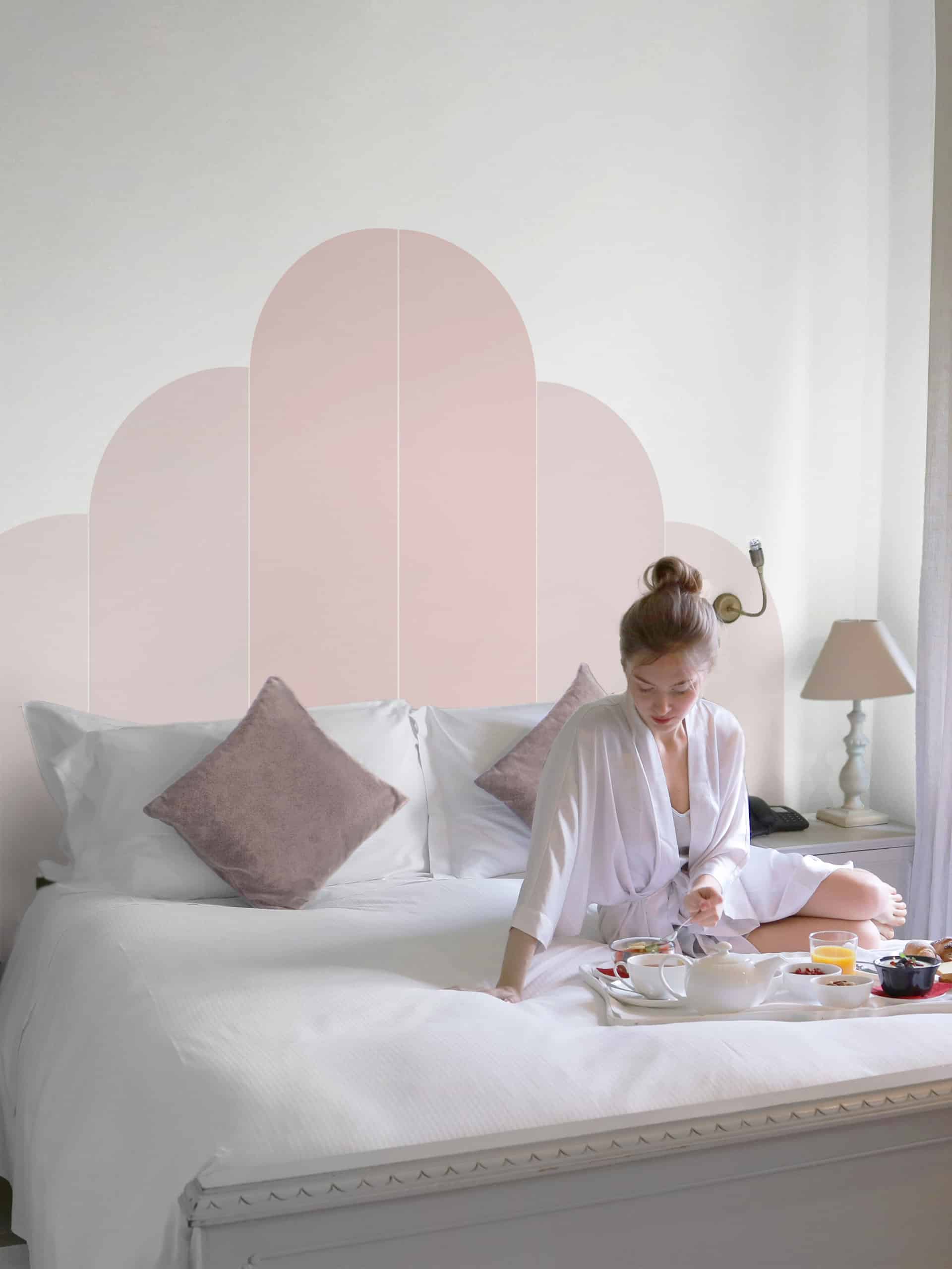 Papier peint en tête de lit rosé poudré