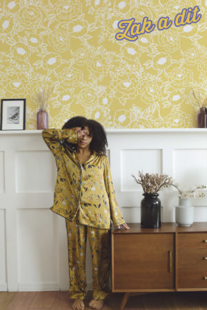 papel pintado n298 flores minimalistas sobre fondo amarillo sala de estar zak