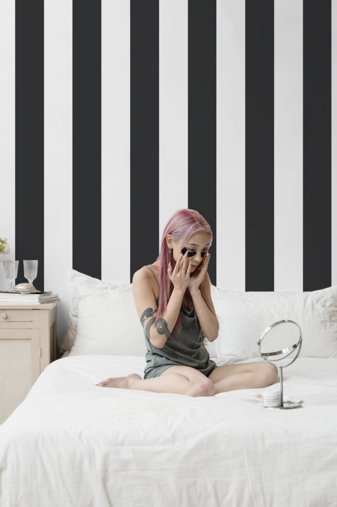 papier peint n312 rayures verticales en noir et blanc chambre