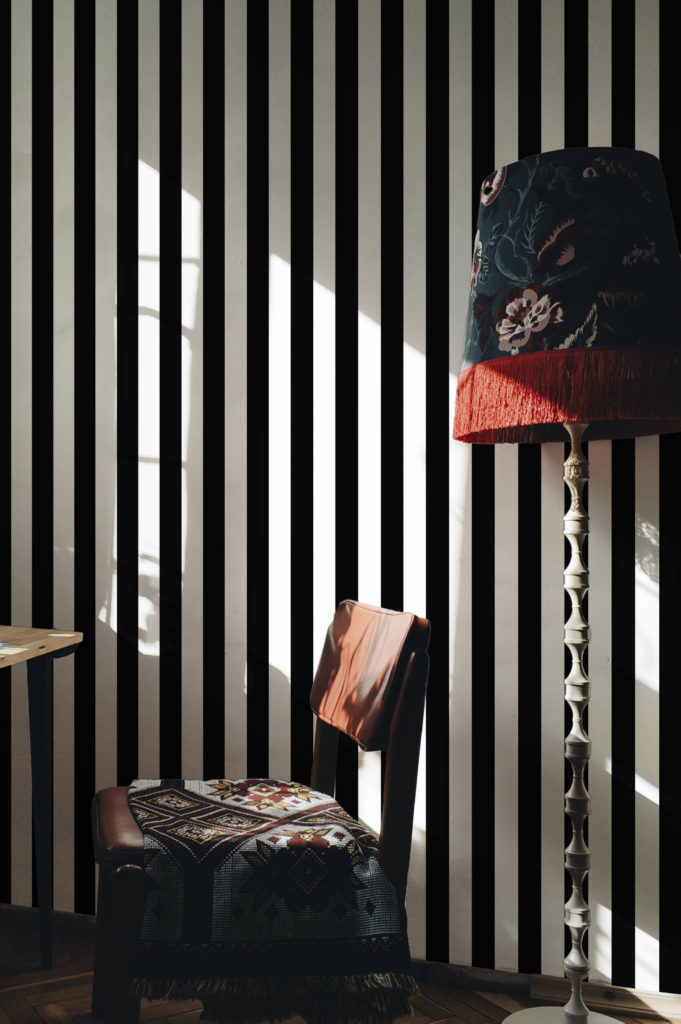 papier peint n312 rayures verticales en noir et blanc salon