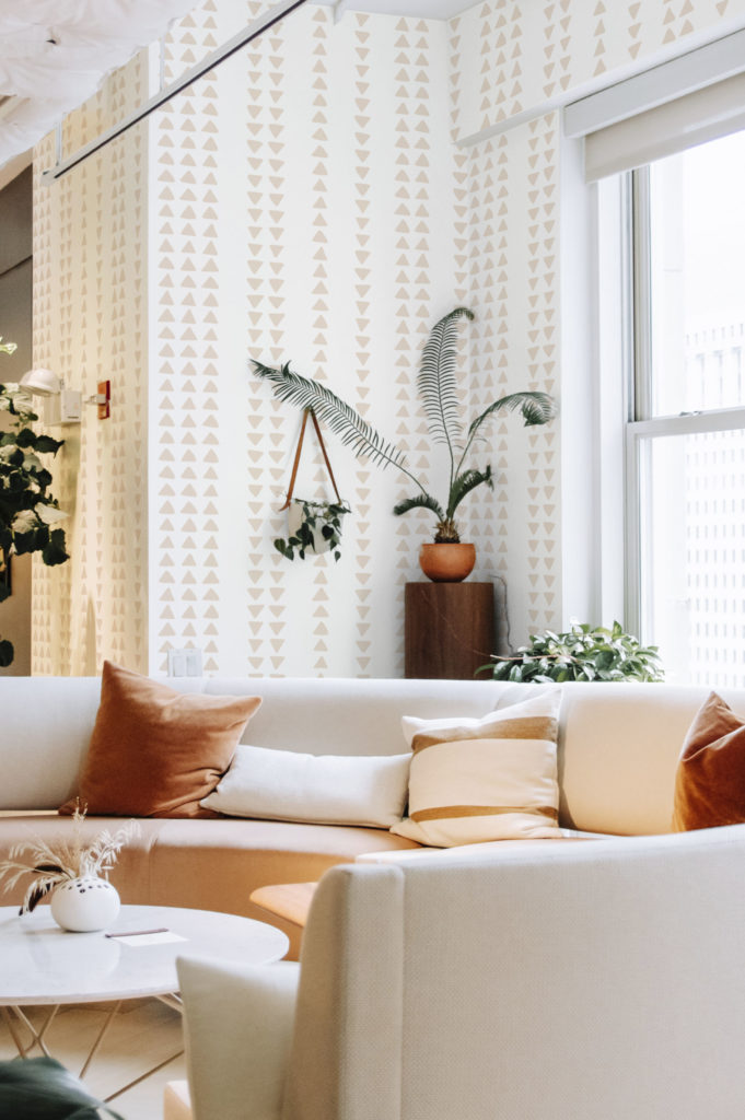 espacio público papel pintado geométrico beige triángulos boho chic