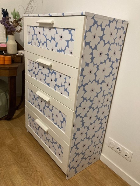 Papier peint adhésif premier exemple de décoration