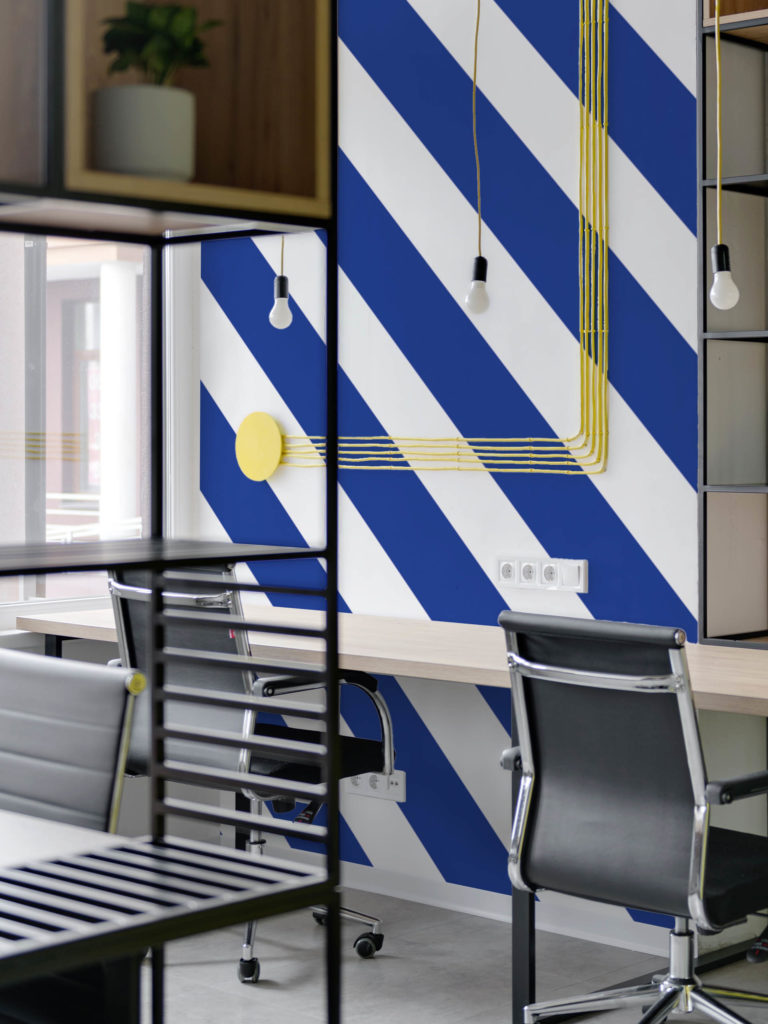 bureau bleu foncé papier peint rayures pop géométrique estivale