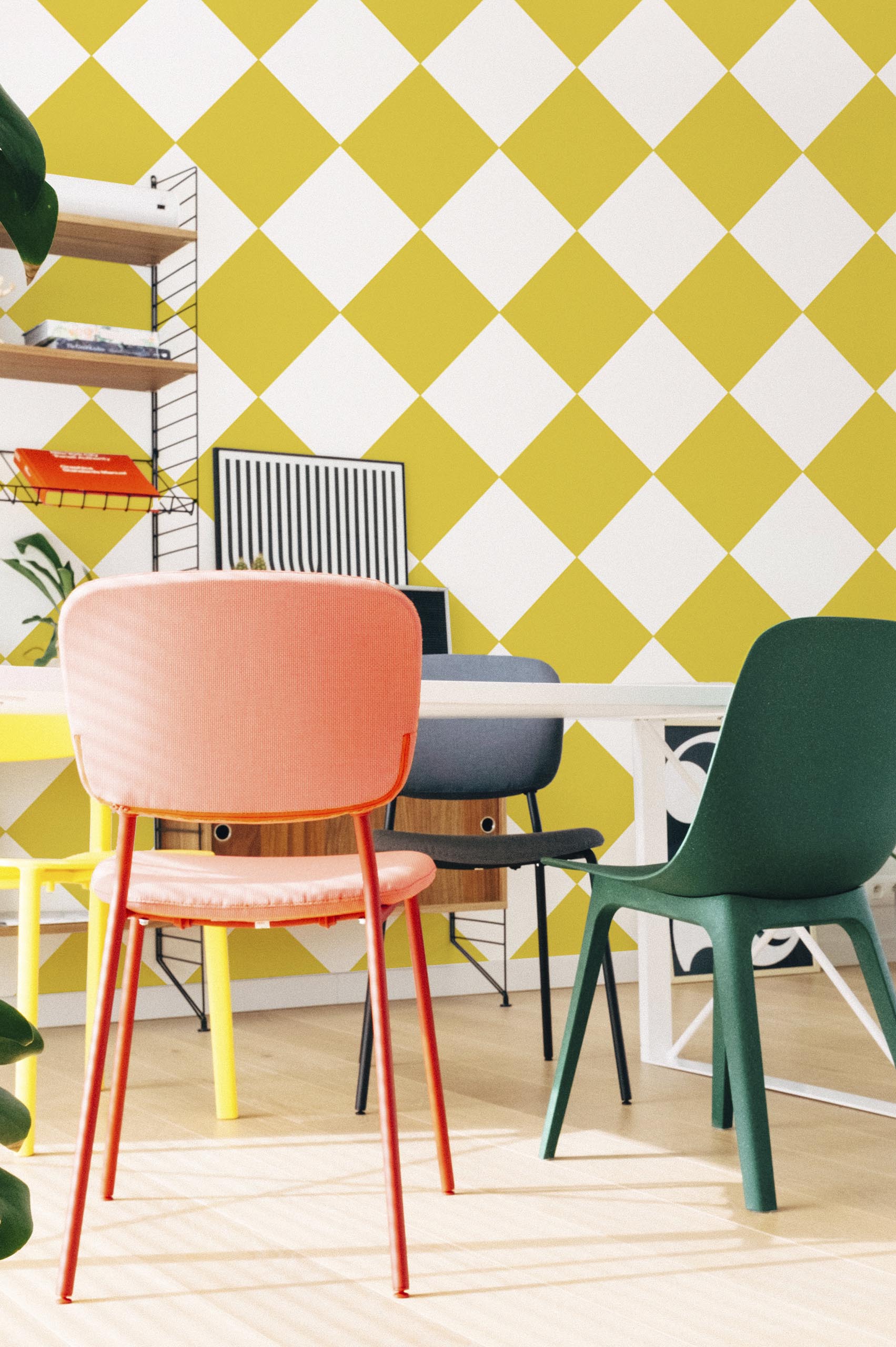 salon jaune papier peint damier sensation géométrique tendance