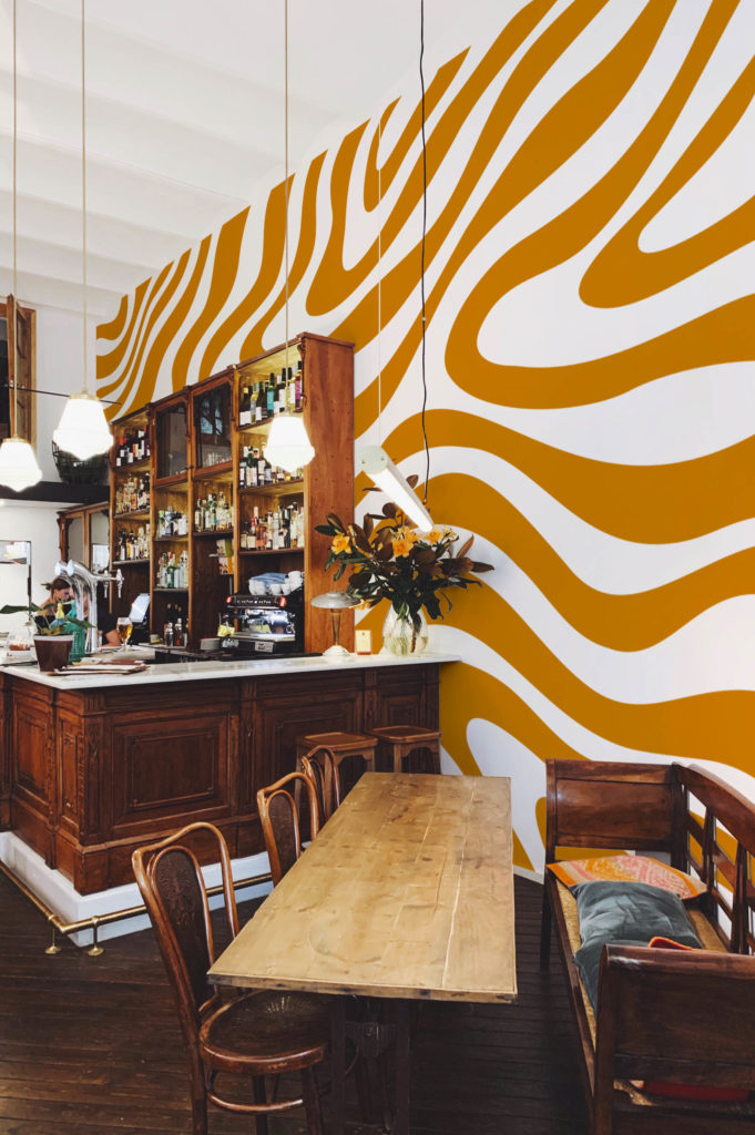 espace public naranja papel pintado ondas groovy ondulaciones vintage pop urbano